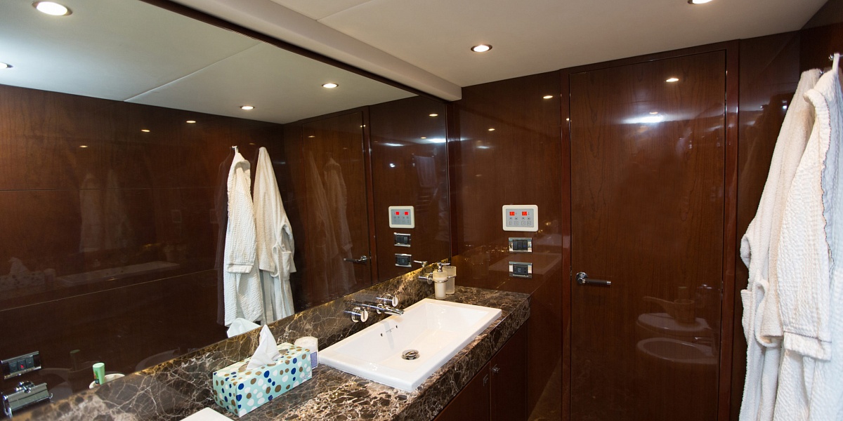 Продается моторная яхта PRINCESS 78 - ванная комната 3